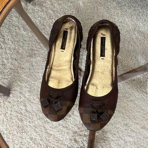 Louis Vuitton ballet flats size 38 but fits like a 37.
